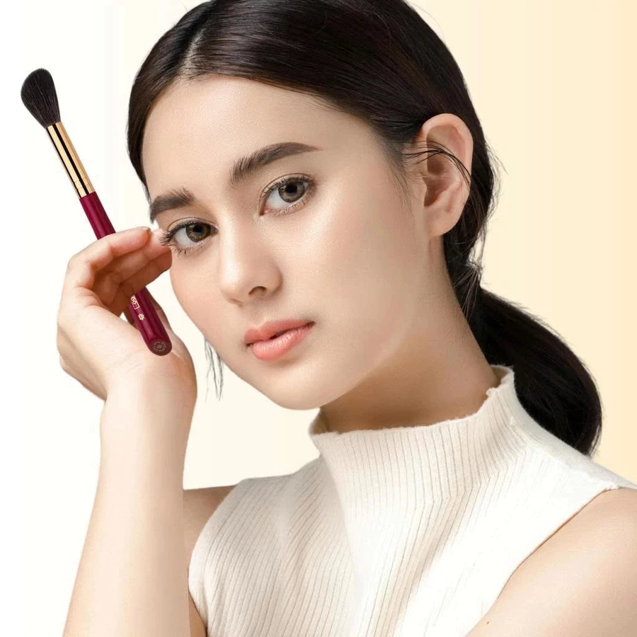 Cọ trang điểm má nhỏ CHICHODO Angled Multifunctional /hightlight/phủ nhỏ C107