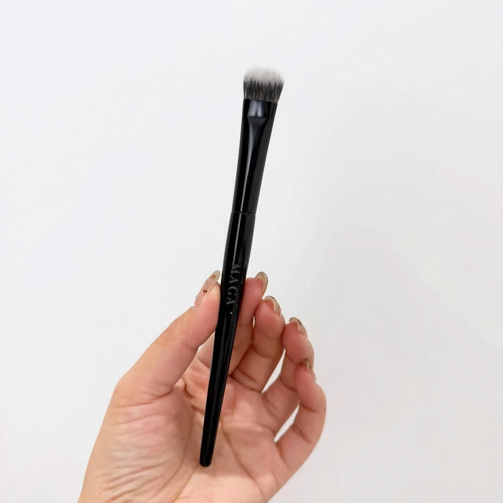 Cọ che khuyết điểm vát xéo dễ xài MAGA Concealer Pro Che Phủ Tự Nhiên MA54